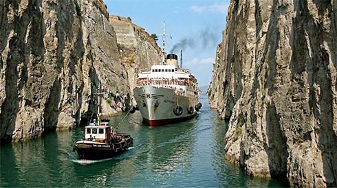 Ένα επιβατηγό πλοίο της δεκαετίας του '80 διασχίζει τον στενό Ισθμό της Κορίνθου Ένα επιβατηγό πλοίο της δεκαετίας του '80 διασχίζει τον στενό Ισθμό της Κορίνθου