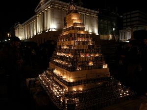 Χριστουγεννιάτικο δέντρο με κουτιά από γάλα