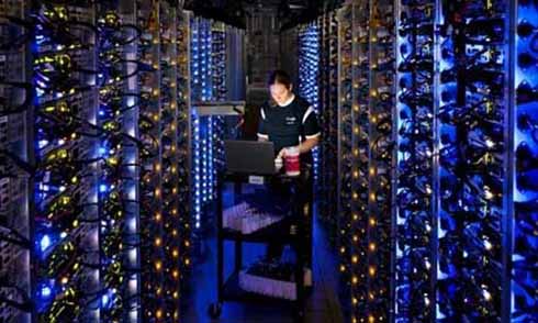 Η Google επενδύει σε κέντρα αποθήκευσης δεδομένων για να χωρέσει όσο το δυνατόν περισσότερα από τα peta, yotta ή και hella bytes πληροφοριών που θα παραχθούν στο μέλλον... Η Google επενδύει σε κέντρα αποθήκευσης δεδομένων...