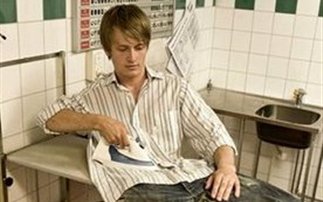 «Μη σιδερώνετε τα ρούχα ενώ τα φοράτε»